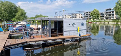 Wessendorf Boat Rental | Festliegende Wohnboote Marina Niederhavel