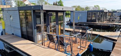 Wessendorf Boat Rental | Festliegende Wohnboote Marina Niederhavel