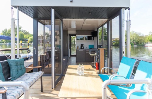 Wessendorf Boat Rental | Festliegende Wohnboote Marina Niederhavel
