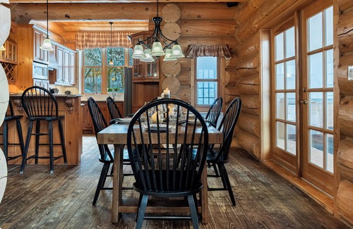 Fiddler Lake Resort House | Fiddler Lake Resort Chalet + Private Jacuzzi