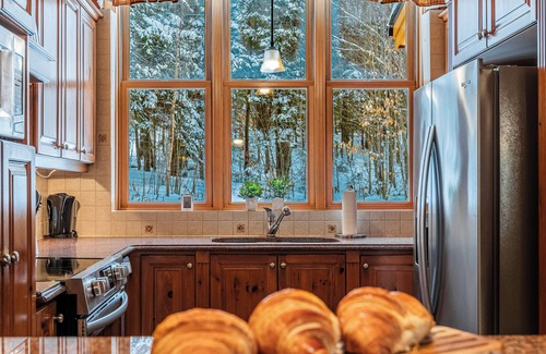 Fiddler Lake Resort House | Fiddler Lake Resort Chalet + Private Jacuzzi