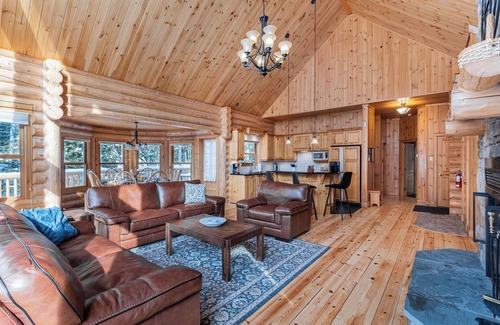 Fiddler Lake Resort House | Fiddler Lake Resort Chalet + Private Jacuzzi