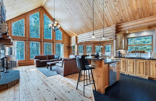 Fiddler Lake Resort House | Fiddler Lake Resort Chalet + Private Jacuzzi