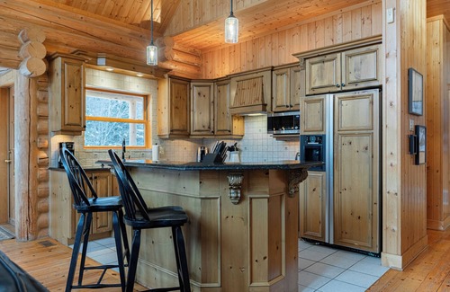 Fiddler Lake Resort House | Fiddler Lake Resort Chalet + Private Jacuzzi