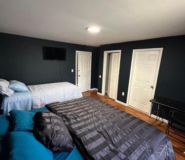 Irvington House | Fidelia Amethyst Room, King Bed and Twin Bed with Private Bathroom Minutes From Newark Liberty International Airport and Newark Penn Station