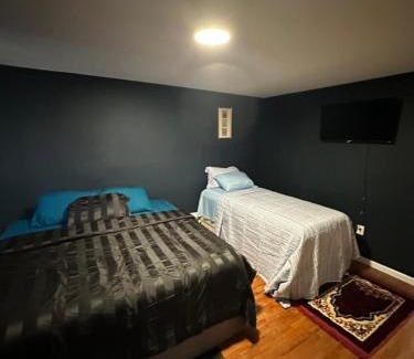 Irvington House | Fidelia Amethyst Room, King Bed and Twin Bed with Private Bathroom Minutes From Newark Liberty International Airport and Newark Penn Station
