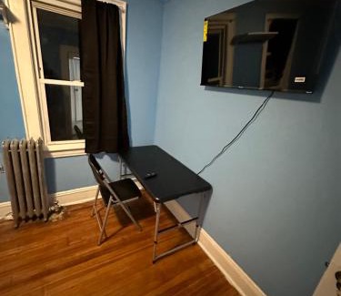 Irvington House | Fidelia Emerald Room Queen Bed within minutes of Newark Liberty International Airport and Newark Penn Station