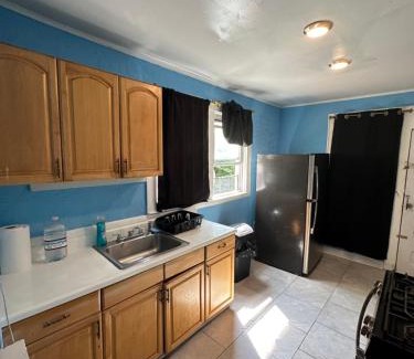 Irvington House | Fidelia Fuchsite Room, Queen Bed minutes from Newark Liberty international Airport and Newark Penn Station