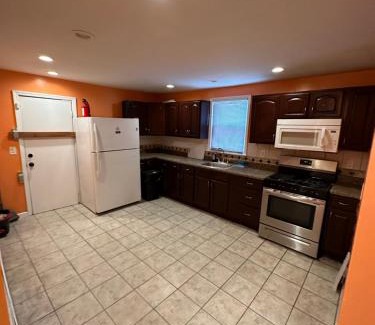 Newark House | Fidelia Garnet Room, Queen Bed Minutes from Newark Liberty International Airport and Newark Penn Station