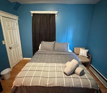 Newark House | Fidelia Jade Room Queen Bed Minutes from Newark Liberty International Airport and Newark Penn Station