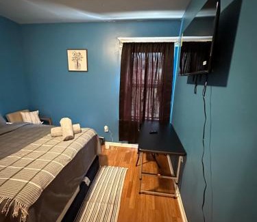 Newark House | Fidelia Jade Room Queen Bed Minutes from Newark Liberty International Airport and Newark Penn Station