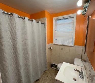 Newark House | Fidelia Jade Room Queen Bed Minutes from Newark Liberty International Airport and Newark Penn Station
