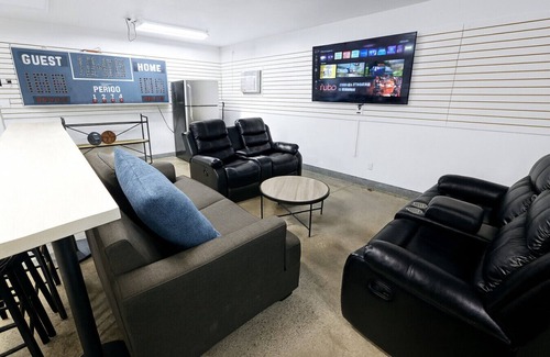 Wisconsin Dells House | Field House | Game Room | DOWNTOWN Dells | Basketball Court| Arcade