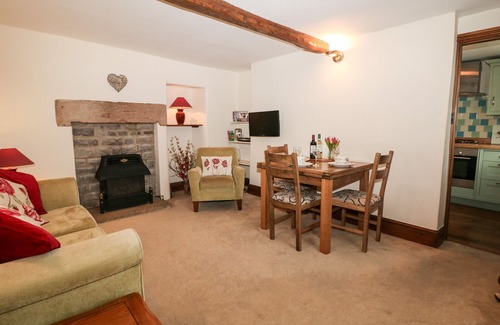 Peak District Cottage | FIELD VIEW, romantic, character holiday cottage in Bradwell