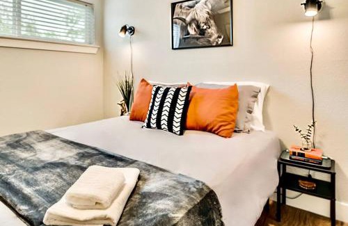 Old East Dallas Apartment | FIFA Ready Love for Dallas - Close to Deep Ellum & AAC