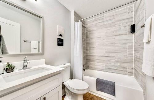 Old East Dallas Apartment | FIFA Ready Near Deep Ellum Downtown Dallas Flat