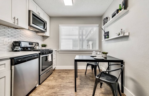 Old East Dallas Apartment | FIFA Ready The Eastside Flat ARBORETUM TICKETS INCLUDED