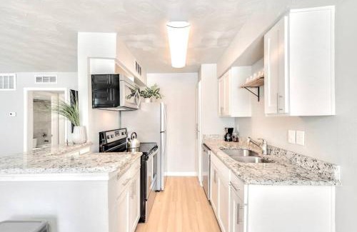 Old East Dallas Apartment | FIFA Ready The Munger Proper - Spa Pool
