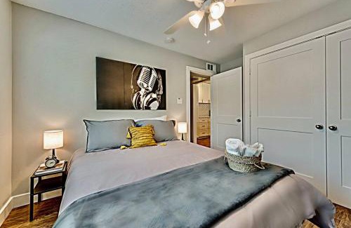 Old East Dallas Apartment | FIFA Ready The Rhythm Room Near Downtown Dallas!