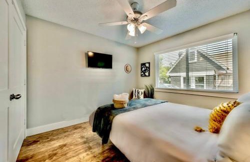 Old East Dallas Apartment | FIFA Ready The Rhythm Room Near Downtown Dallas!