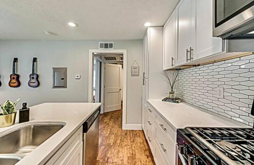 Old East Dallas Apartment | FIFA Ready The Rhythm Room Near Downtown Dallas!