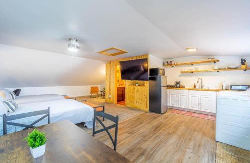Mayfield Apartment | Fife Lake Lodge 2 Lakeside Apartment Units in One