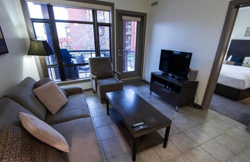 South Pandosy Apartment | Fifth Floor Pool View #505