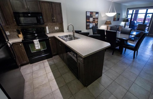 South Pandosy Apartment | Fifth Floor Pool View #505