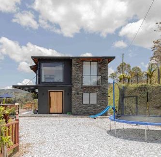 Guatape House | FINCA MONARCA