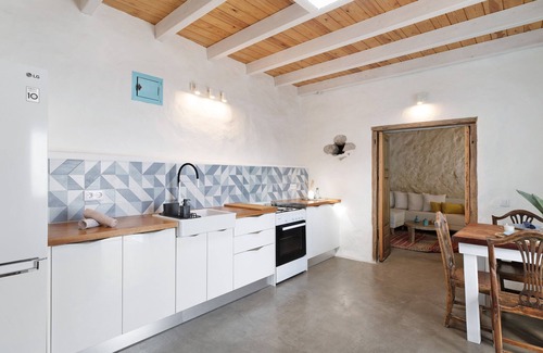 Tabayesco Villa | 'Finca Petite Vineyard' with Mountain View, Private Terrace and Wi-Fi