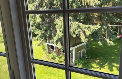 Grafton House | Finchstone Guest House- Walk to Ste. Anne's Spa
