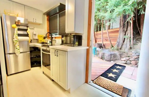 Guerneville House | Find Your Refuge in Wine Country's Sweet Spot. Walk to Bars/Restaurants & River