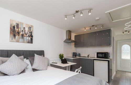 Ifield Apartment | Findon Suite close to airport