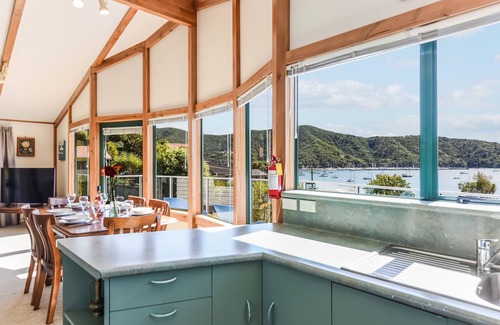 Waikawa Bay House | Finlay Waterfront - Waikawa Holiday Home