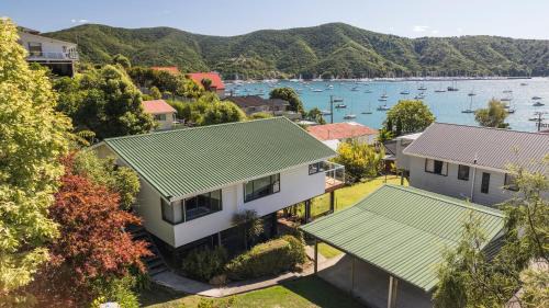 Waikawa Bay House | Finlay Waterfront - Waikawa Holiday Home