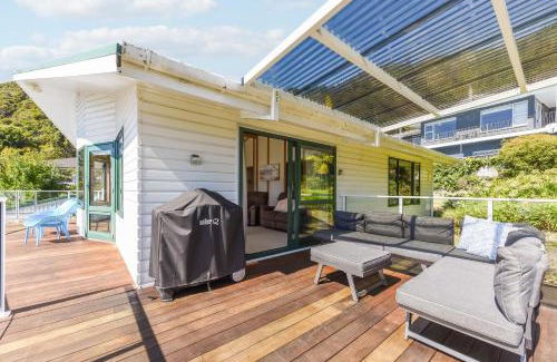 Waikawa Bay House | Finlay Waterfront - Waikawa Holiday Home