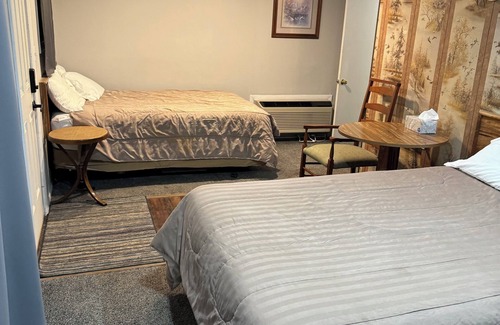 Downs Hotel | Fins and Feathers Lodge