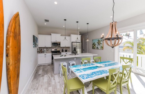 Holmes Beach House | Fins Up – AMI Cozy Island Retreat w/Private Pool & 4-Min Walk To Beach