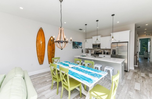 Holmes Beach House | Fins Up – AMI Cozy Island Retreat w/Private Pool & 4-Min Walk To Beach