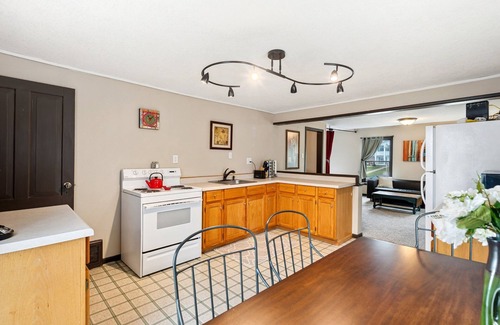 Lake City Apartment | Fire Lily Apartment - 3 Blocks from Lake Pepin