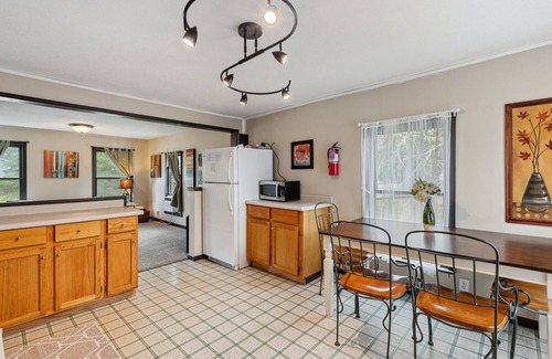 Lake City Apartment | Fire Lily Apartment - 3 Blocks from Lake Pepin