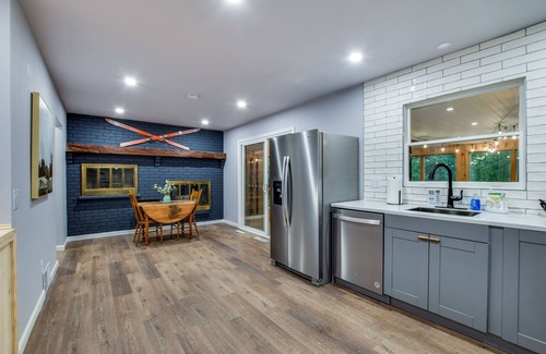 Baraboo House | Fire Pit! Patio! Game Room! Hot Tub! Sun Room! Minutes to Baraboo & Dells
