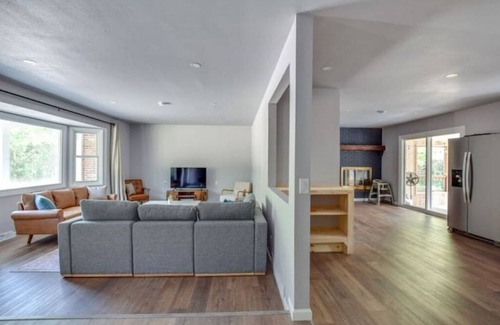 Baraboo House | Fire Pit! Patio! Game Room! Hot Tub! Sun Room! Minutes to Baraboo & Dells