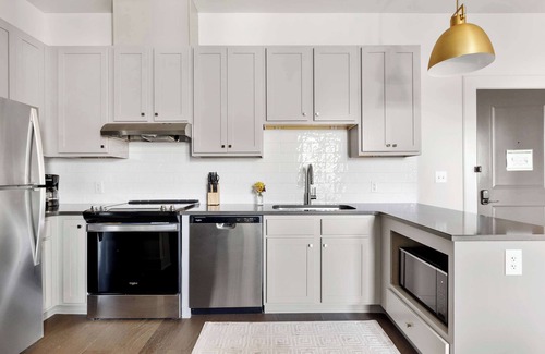 Cannonborough Elliotborough Condo | Fire Tower | Stylish King Suite with Rooftop Views