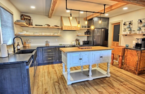 Fleetwood Ski Chalet | Firefly Farmhouse-Open for Bookings! Sleeps 10, Hot Tub/Game Room/FP/WIFI