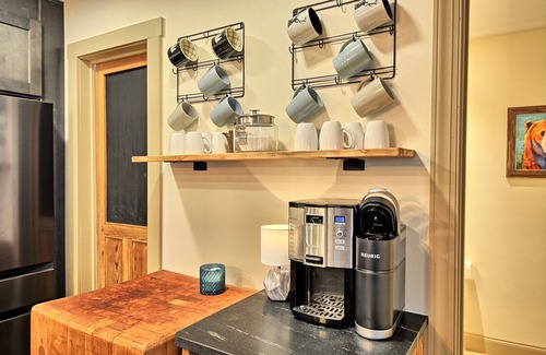 Fleetwood Ski Chalet | Firefly Farmhouse-Open for Bookings! Sleeps 10, Hot Tub/Game Room/FP/WIFI