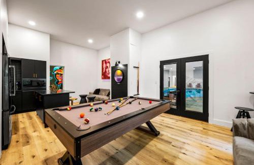 Caton House | Firefly Mountain Suites by AvantStay Sleeps 36 Indoor Pool Hot Tub Game Room Playground