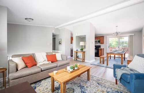 Wayne House | Firepit & 10mins to Speedway - Westside Splendor