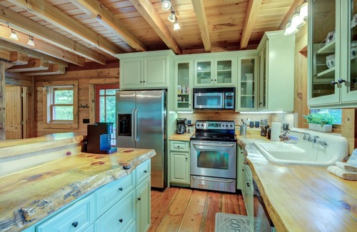 Vilas Cabin | Firepit, Log Cabin, Views, Fireplace, pet friendly