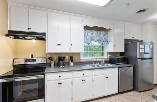 Gunter Afs House | Firepit & Patio- Mins to Dining- The Vaughnique